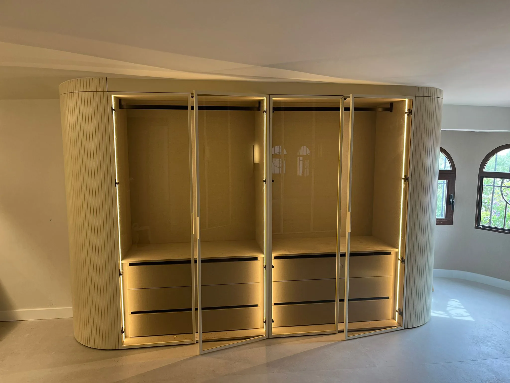 Armario curvo abierto