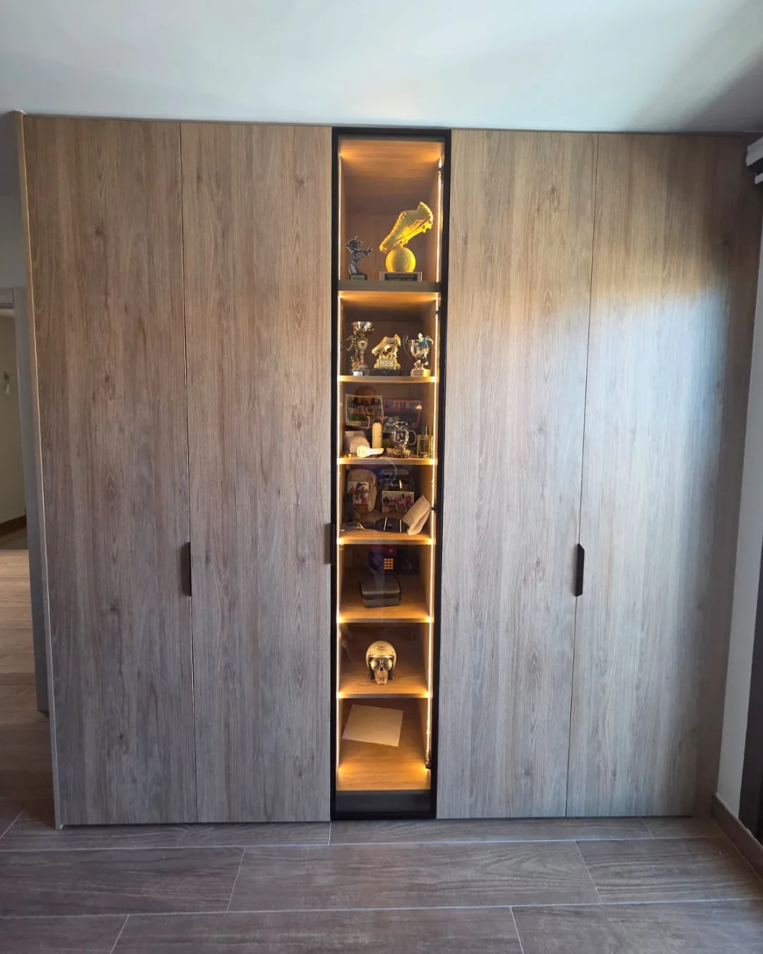 Armario madera con vitrina