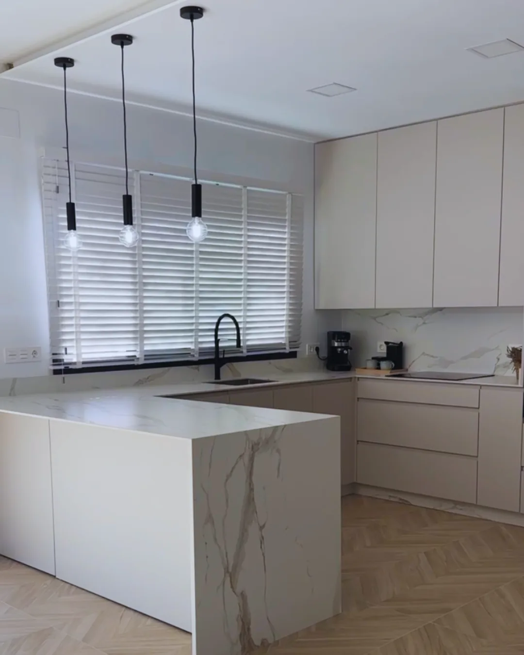 Cocina mármol dorado vista 2