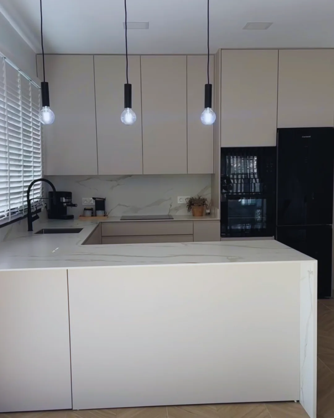 Cocina mármol dorado detalle