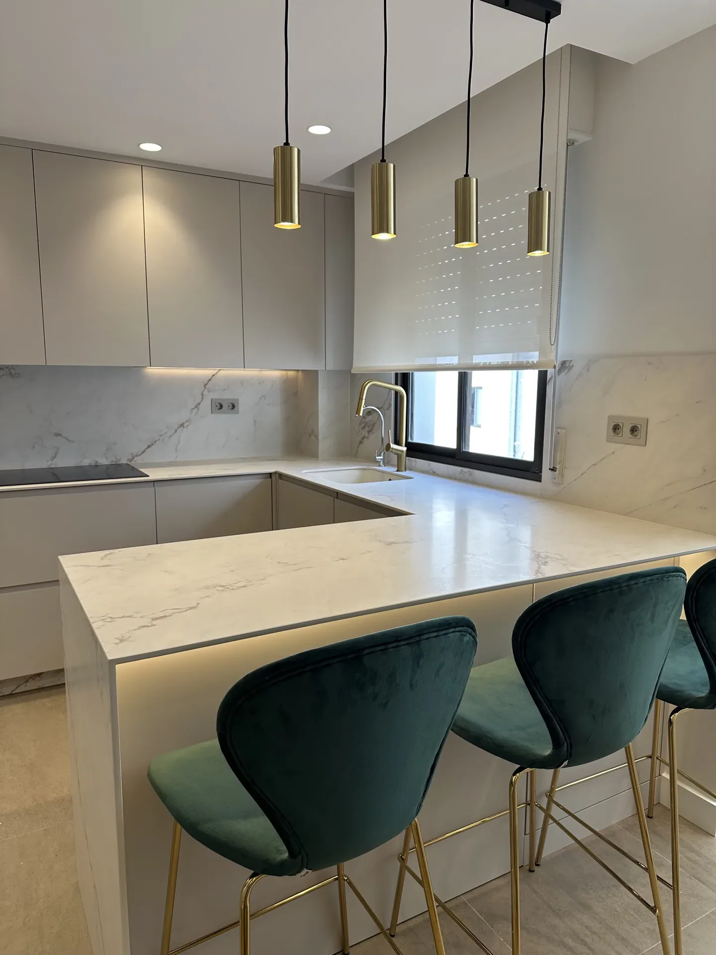 Cocina elegante vista completa